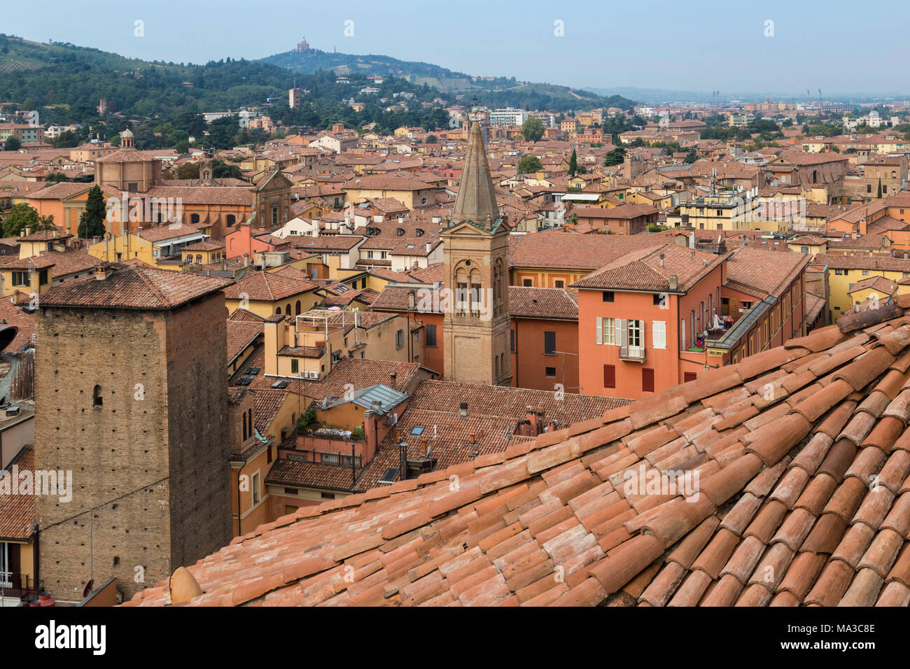 Vue de la basilique de San Paolo Maggiore, l'église de San Giovanni Battista dei Celestini et la Torre Galluzzi depuis le toit de la basilique San Petronio, Bologne, Emilie-Romagne, Italie. Banque D'Images