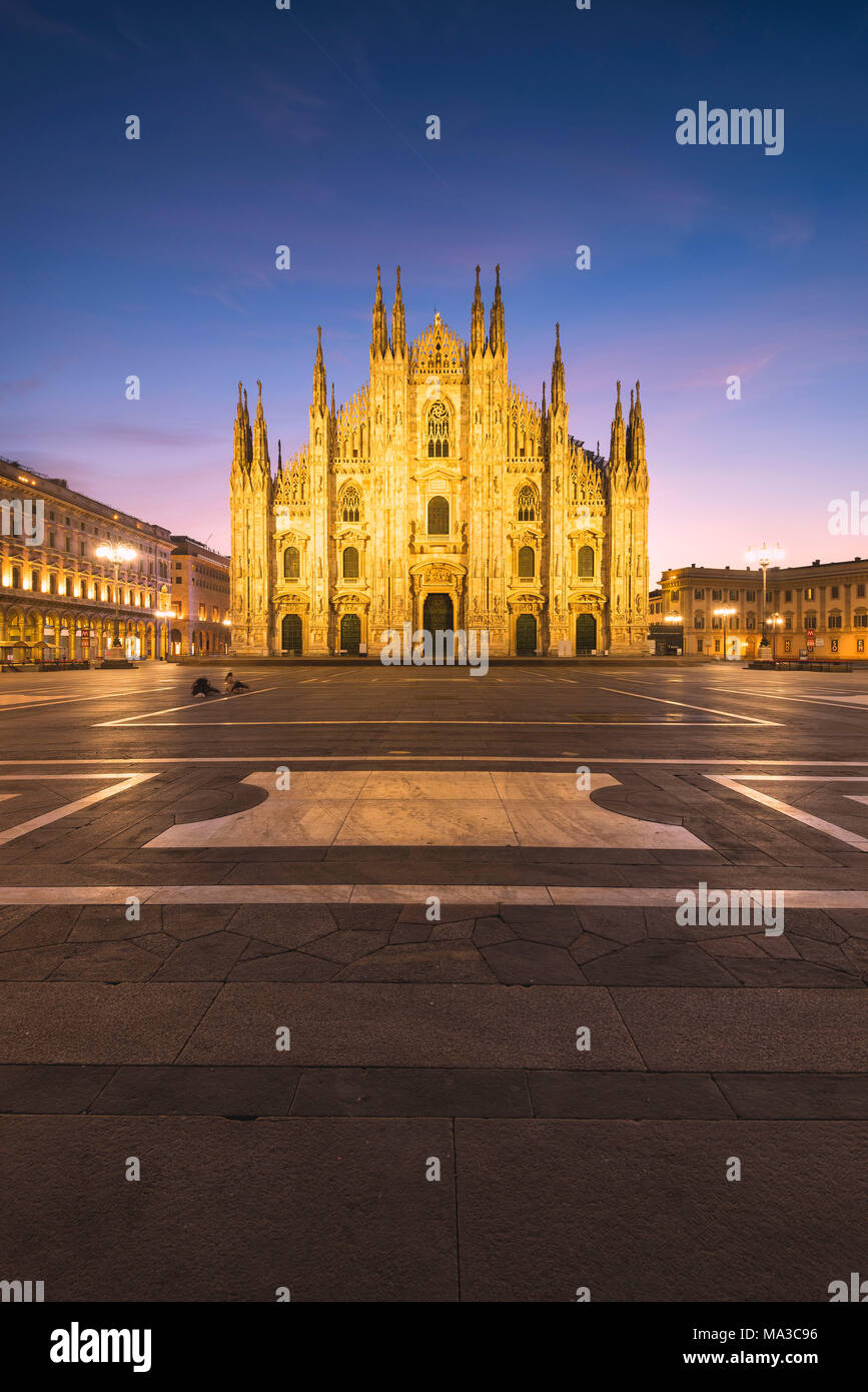 Vue sur la place et la cathédrale gothique, l'icône de Milan, Lombardie, Italie, Europe. Banque D'Images