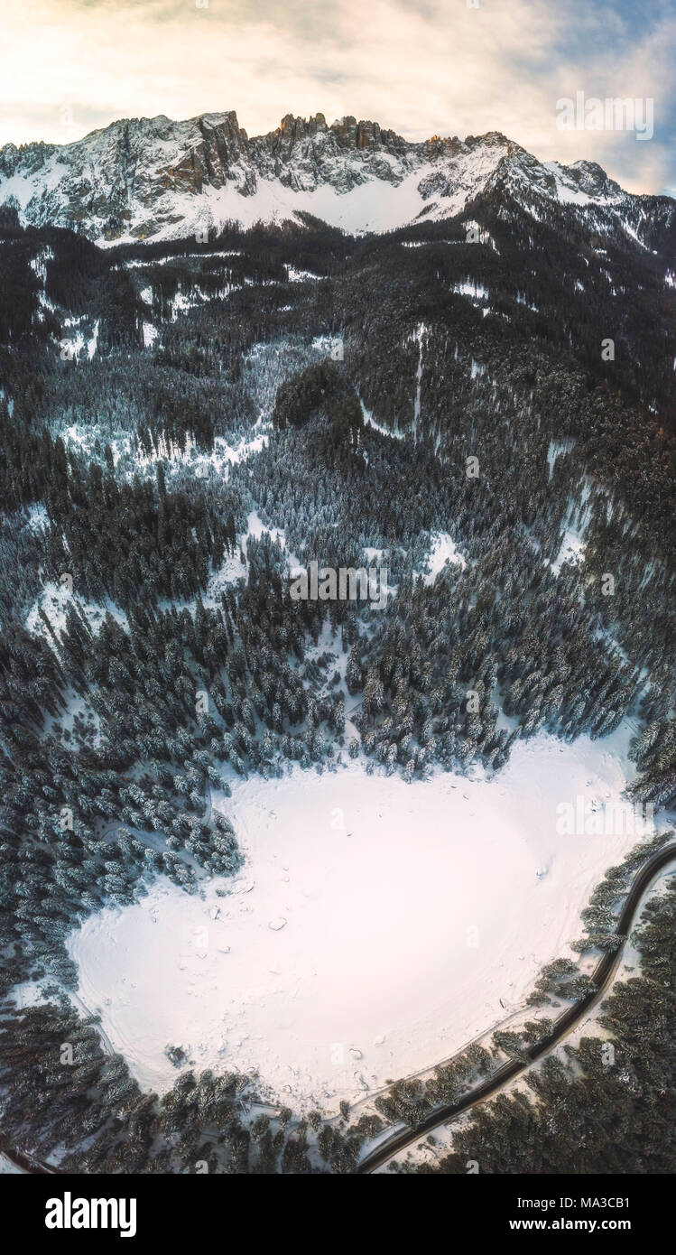 Portrait du Lac Karersee, la province de Bolzano, Trentin-Haut-Adige, Italie. Le lac gelé de Carezza Banque D'Images