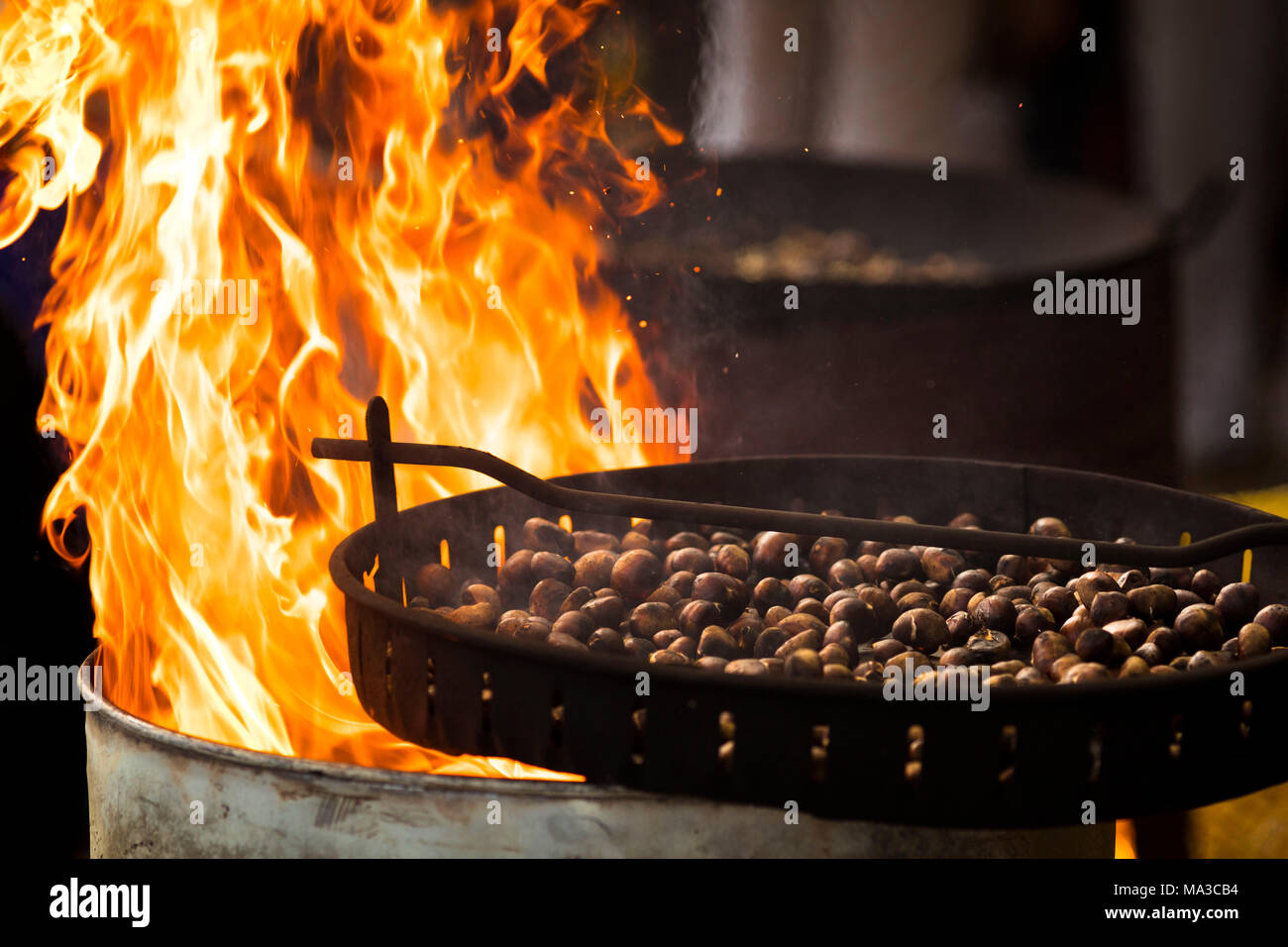 Un instantané d'une casserole plein de châtaignes grillées par l'incendie, la province de Bolzano, le Tyrol du Sud, Trentin-Haut-Adige, Italie Banque D'Images