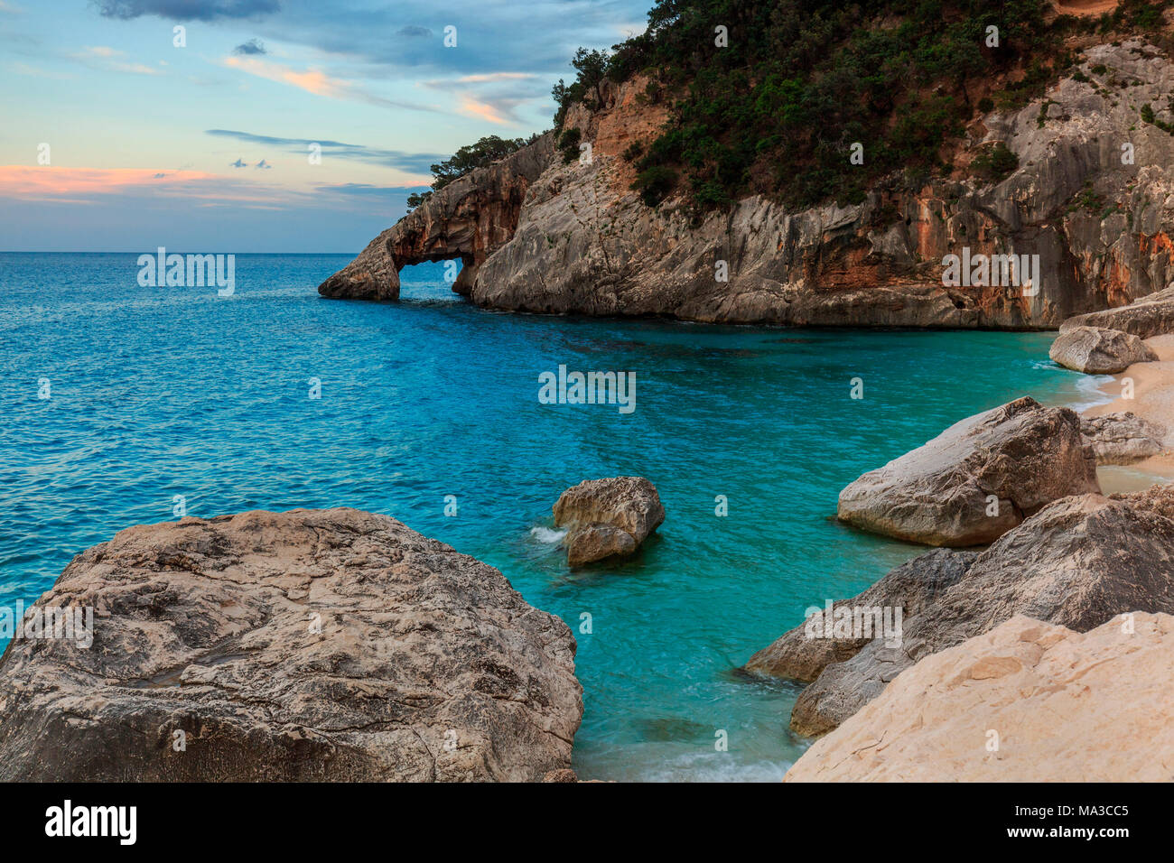 L'Italie, Sardaigne, île, lever du soleil à Goloritze plage, monument naturel italien, province de Nuoro Banque D'Images