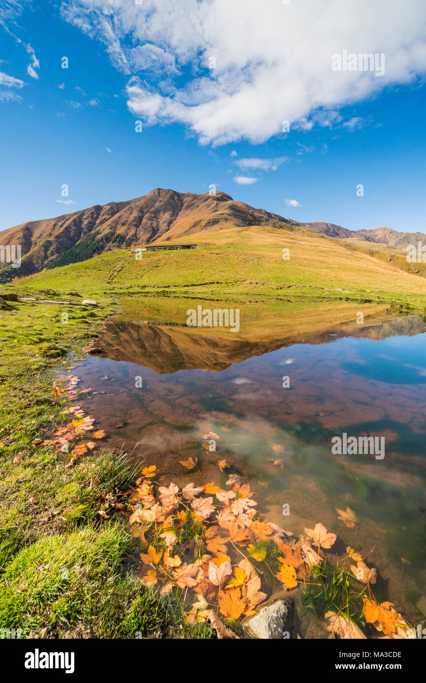 Une flaque sous le sommet du Mont Bregagno. Musso, lac de Côme, Lombardie, Italie Banque D'Images