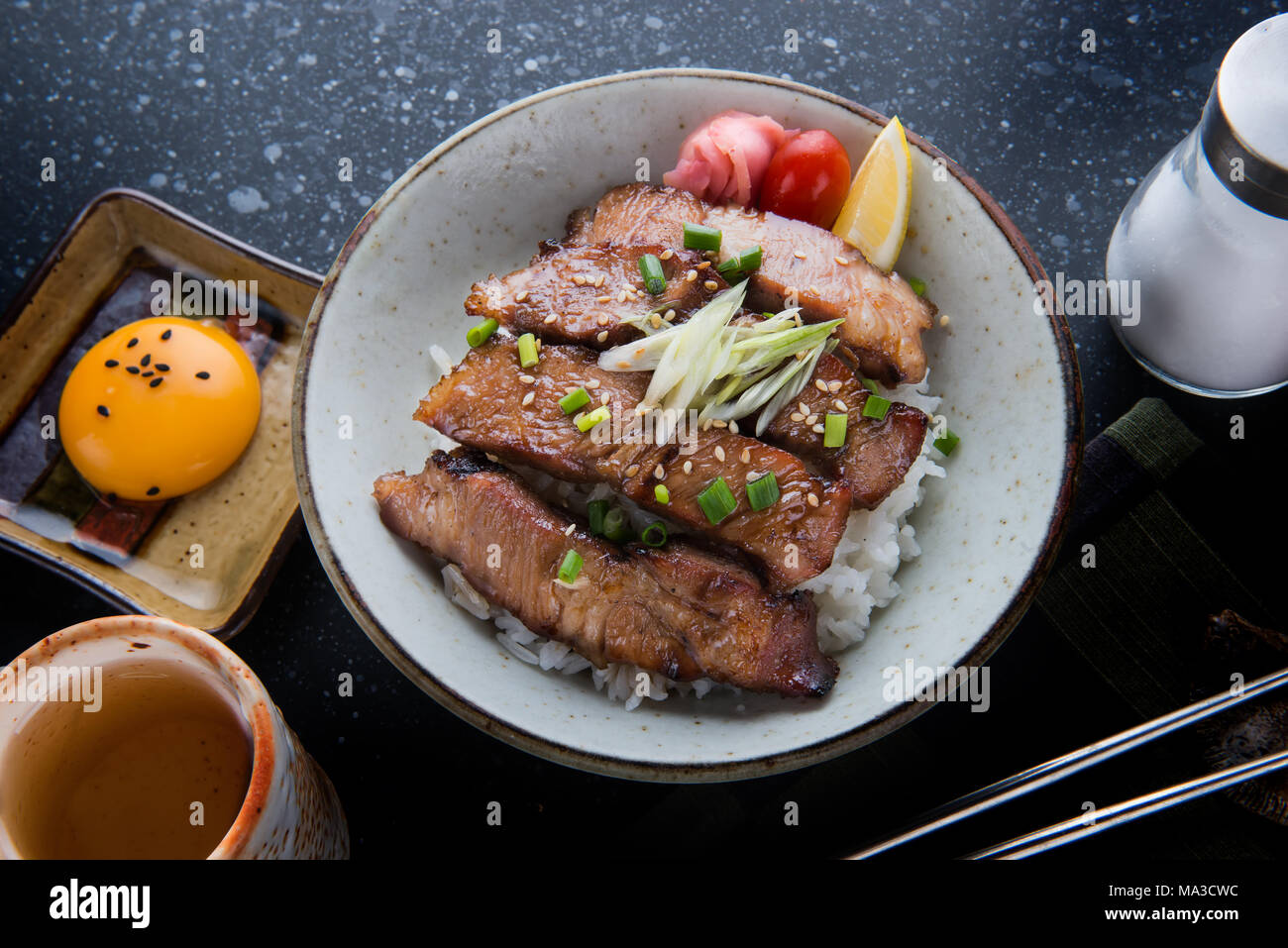 Grill de porc sur le riz ou Buta Yaki don en japonais street style alimentaire. Banque D'Images