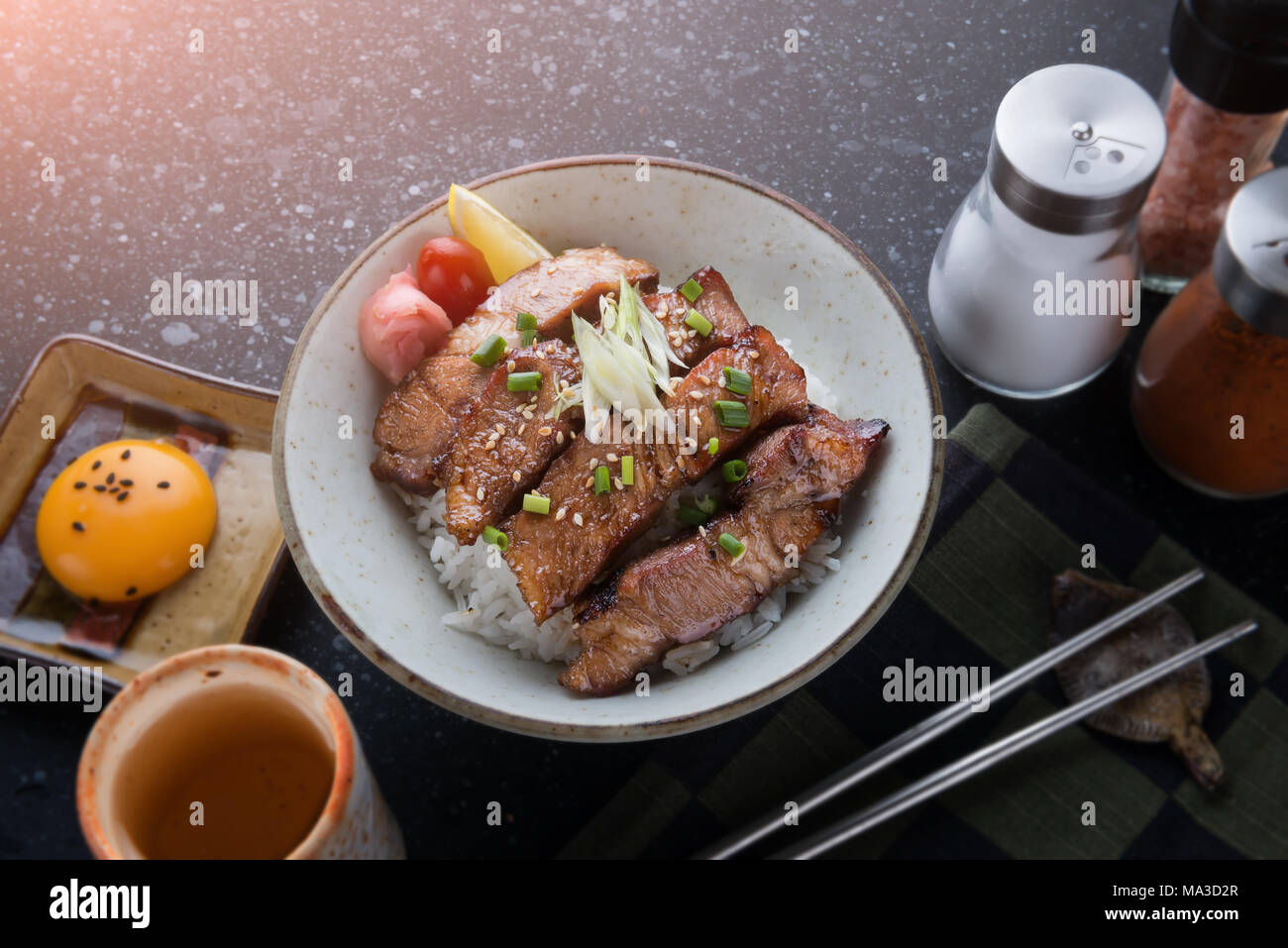 Grill de porc sur le riz ou Buta Yaki don en japonais street style alimentaire. Banque D'Images