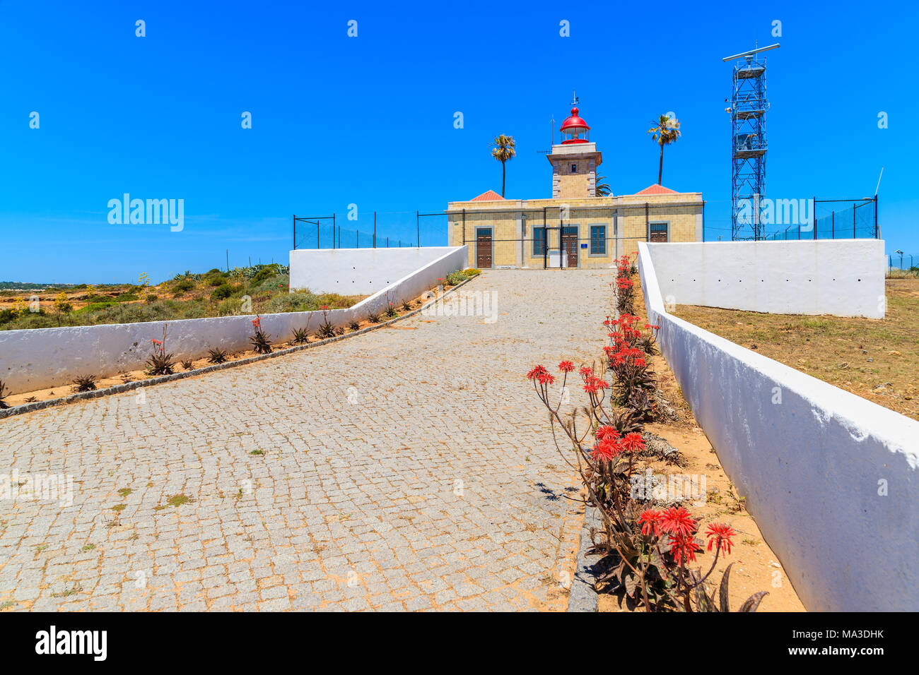 Voir de près de phare de Cabo de Sao Vicente sur la côte de l'océan Atlantique, région de l'Algarve, Portugal Banque D'Images
