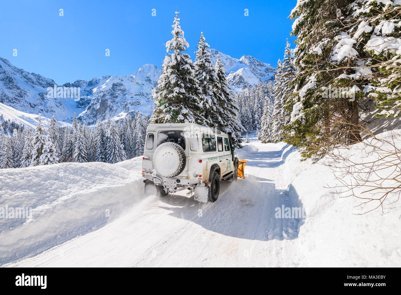 Montagnes Tatras, POLOGNE - MAR 22, 2018 : l'équipe de secours en montagne voiture hors-route de la neige à la route du lac Morskie Oko en saison d'hiver. Ce lieu est le plus v Banque D'Images