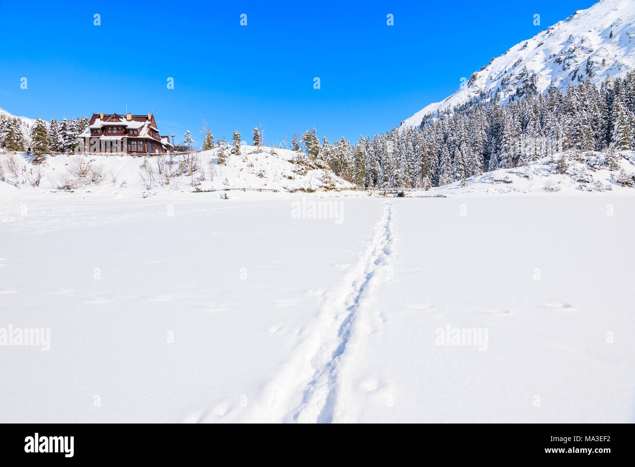 Sentier dans la neige près du lac Morskie Oko refuge, Tatras, Pologne Banque D'Images