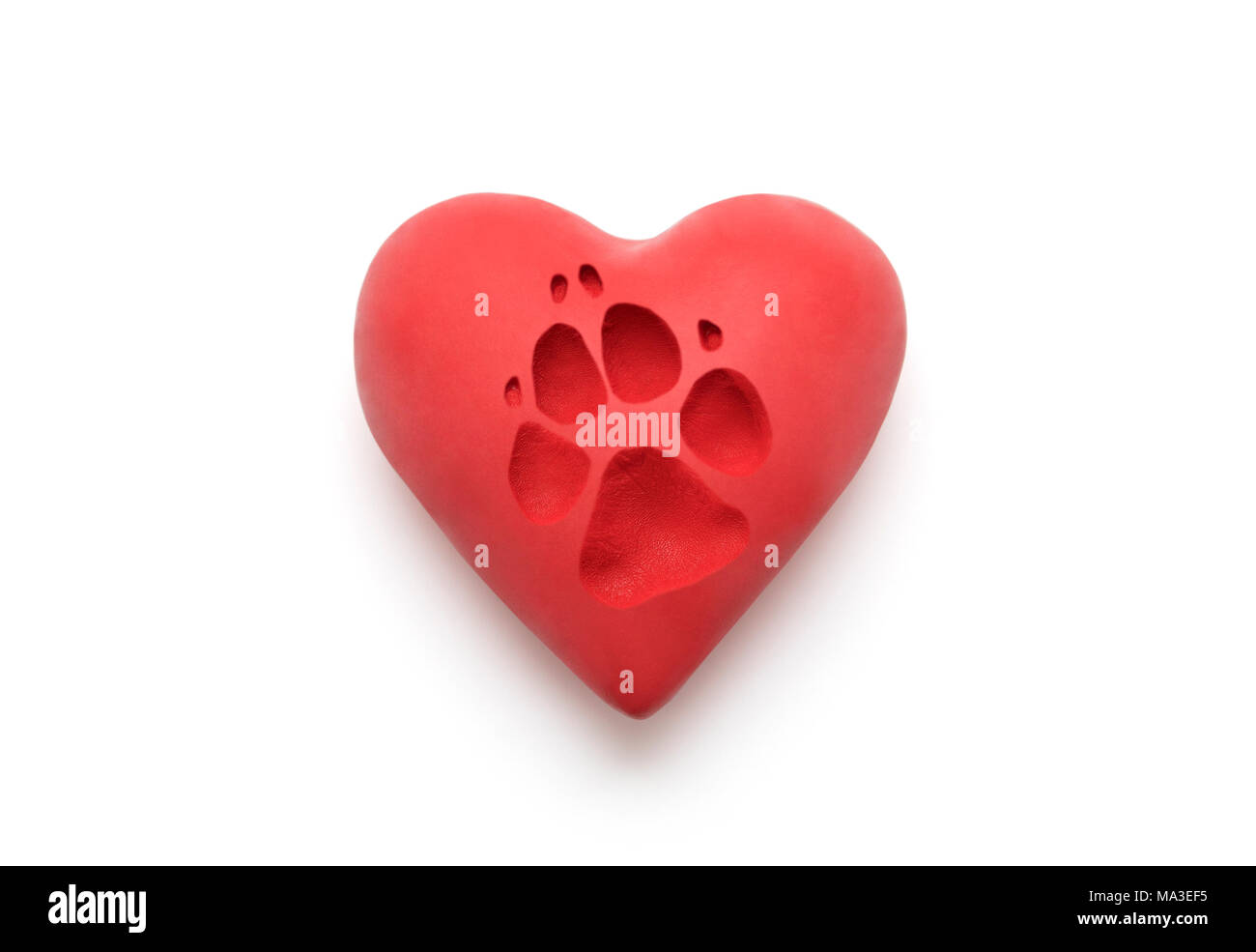 Coeur rouge avec empreinte de patte de chien sur fond blanc avec clipping path Banque D'Images