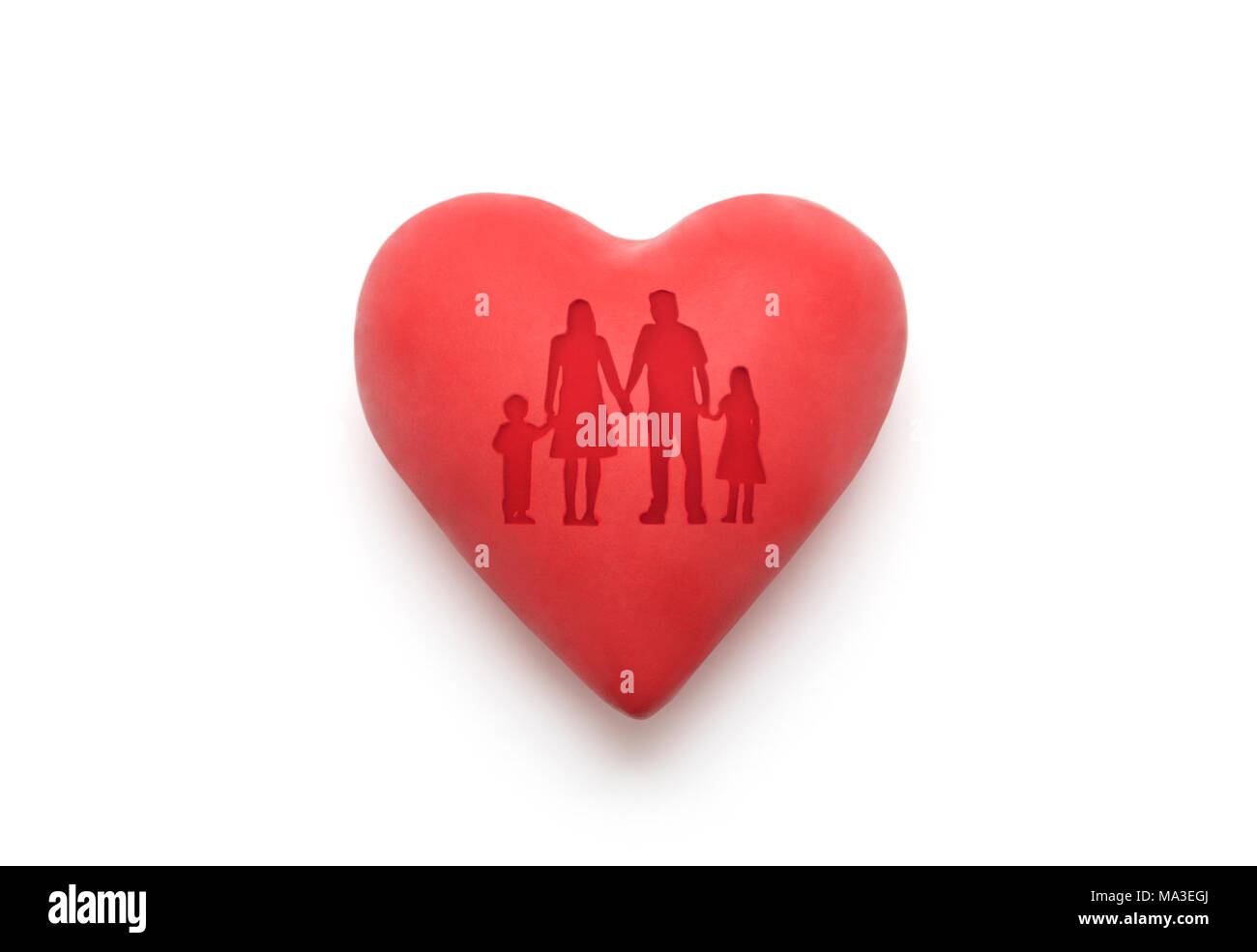 Coeur rouge avec la famille donnent l'empreinte over white background with clipping path Banque D'Images