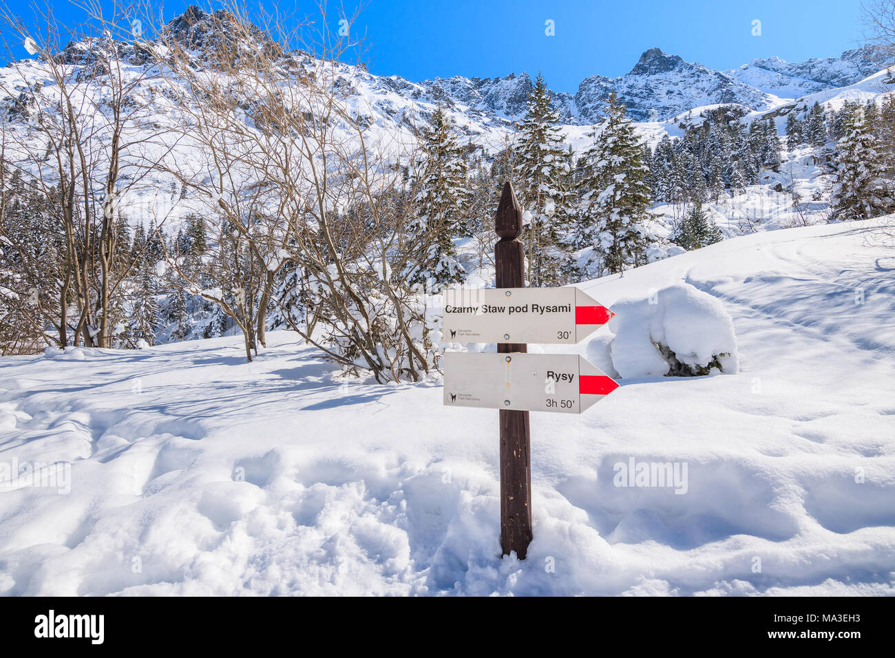 Inscrivez-enterré dans la neige profonde montrant les directions et quelques fois près du lac Morskie Oko en saison d'hiver, Tatras Banque D'Images
