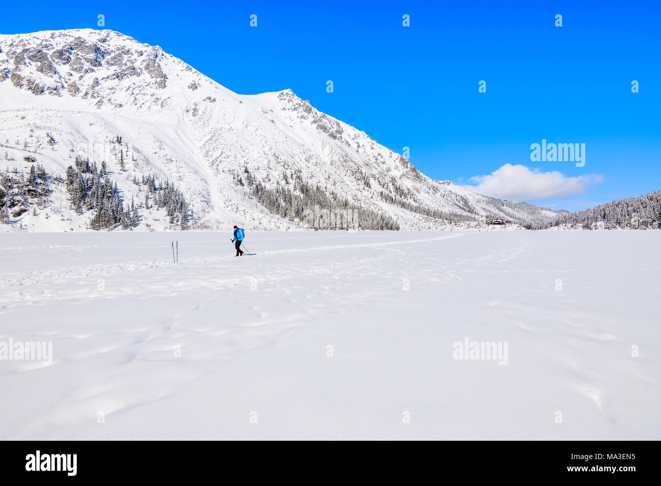 L'homme non identifié sur le lac Morskie Oko gelés en hiver paysage, Tatras, Pologne Banque D'Images
