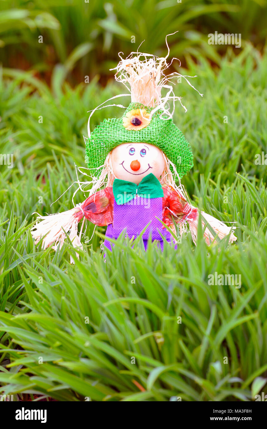 Décoration de jardin, petit homme en tissu et fibres libériennes Banque D'Images