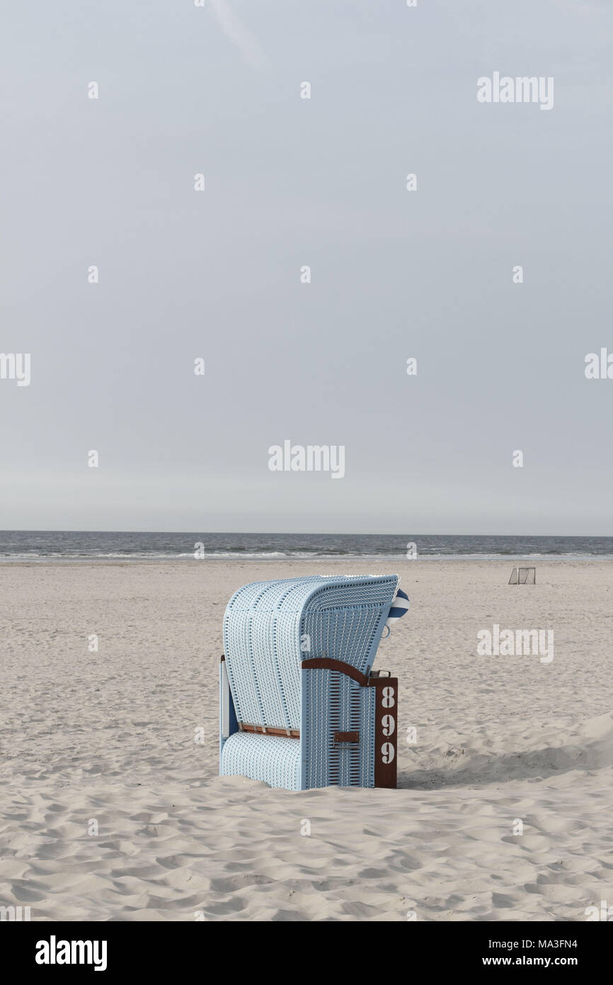 Chaises de plage bleu clair sur l'île de Juist Banque D'Images