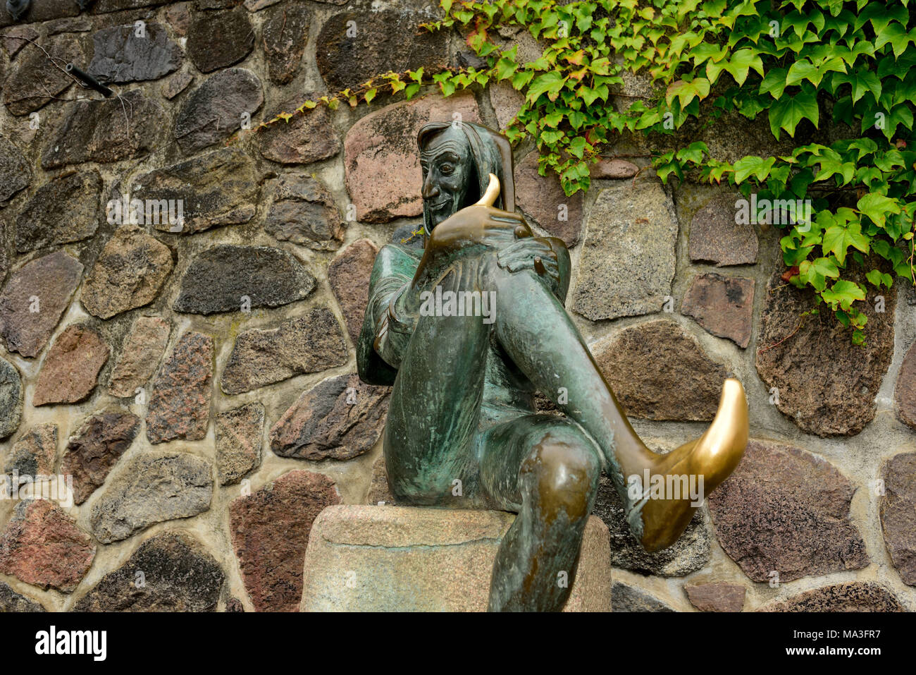 L'Europe, l'Allemagne, Schleswig-Holstein, des lacs de Lauenburg, Mölln (ville), de l'Espiègle Fontaine sur la place du marché (Marktplatz), Vieille Ville, statue en bronze par Karlheinz Goedtke, en 1950, le toucher et le pouce de la TOE est censé porter chance, de caractère historique autour de 1350, Banque D'Images