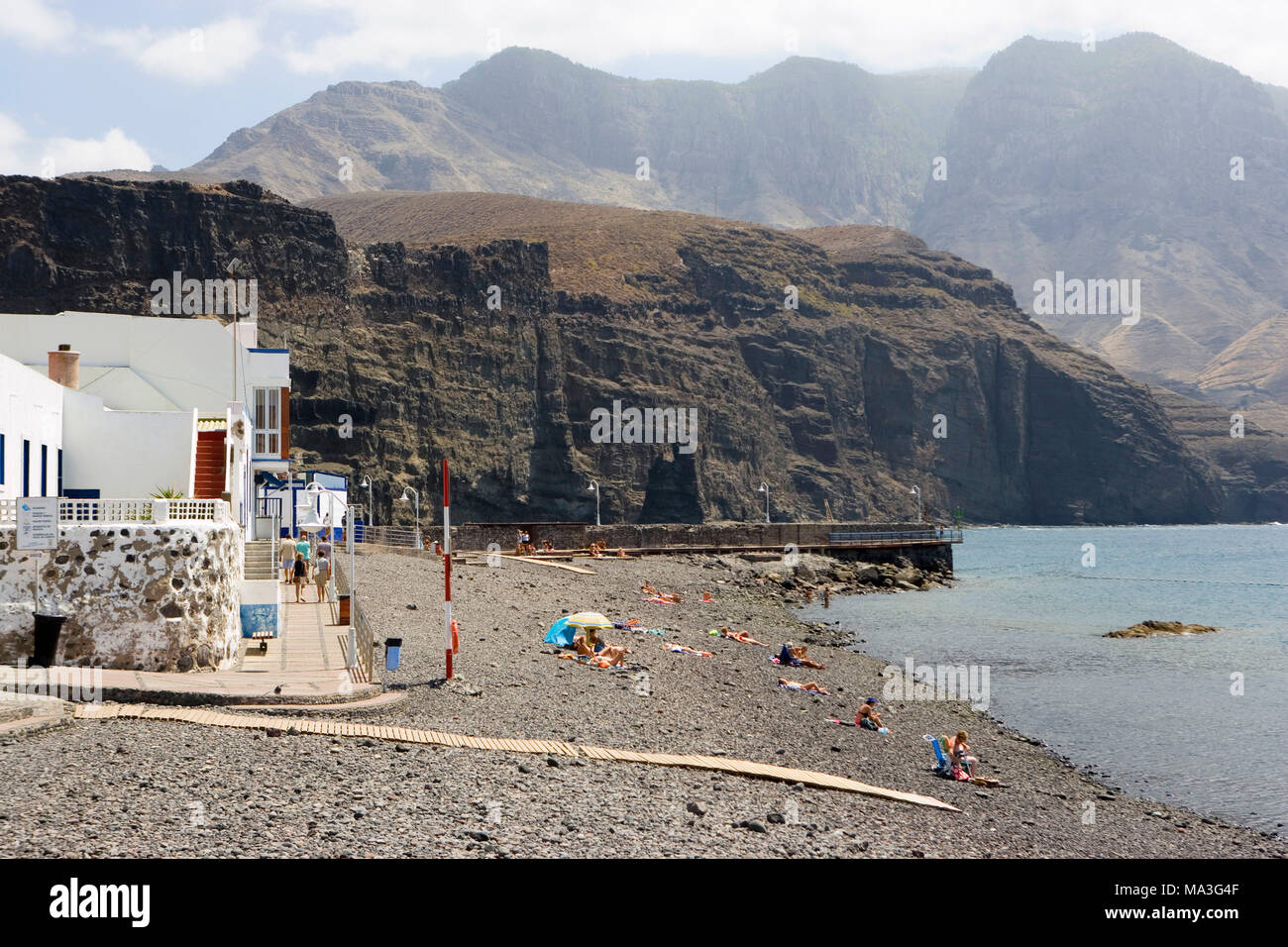 Puerto de las Nieves, petit lieu de pêche dans le nord-ouest de l'île, populaire destination de fin de semaine de l'Canarios de las Palmas, de la plage vous avez une vue fantastique d'un monde de montagne magnifique, monument est 'Dedo de Dios' (doigt de Dieu), malheureusement, en 2005, le rock se glissa dans la mer Banque D'Images