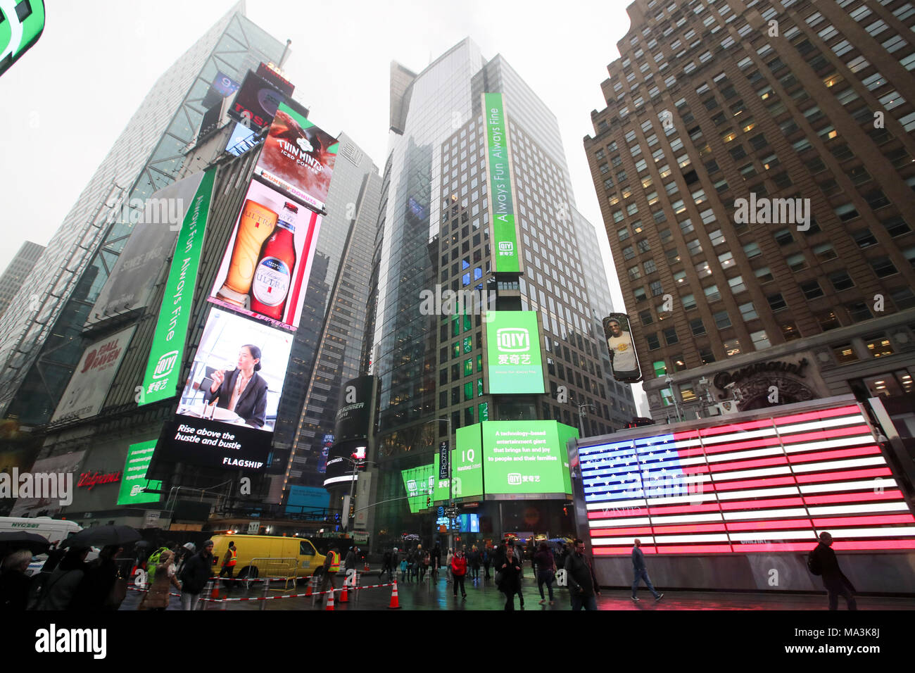 New York, USA. Mar 29, 2018. Annonces de iQiyi sont observés sur plusieurs écrans de Times Square à New York, États-Unis, le 29 mars 2018. Chinese video streaming service iQiyi Inc. a sonné la cloche d'ouverture du marché boursier NASDAQ le jeudi à l'occasion de son premier appel public à l'épargne (PAPE). Credit : Wang Ying/Xinhua/Alamy Live News Banque D'Images