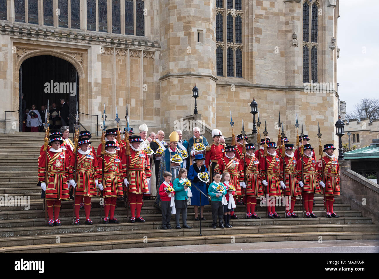 Windsor, Royaume-Uni. 29 mars, 2018. Sa Majesté la Reine pose pour des photos sur les marches de la Chapelle St George, Windsor, après le service au cours de laquelle l'argent saint a été distribuée. En 2018, la distribution a été faite à 184 destinataires, un homme et une femme pour chaque année de l'âge de la Reine. L'argent est distribué à Saint reconnaître Prix de service à l'Eglise ou Communauté. Le Château de Windsor, Windsor, Royaume-Uni. 29 mars 2018. Photo : Alamy Live News/Martin Anderson. Crédit : Martin Anderson/Alamy Live News Banque D'Images