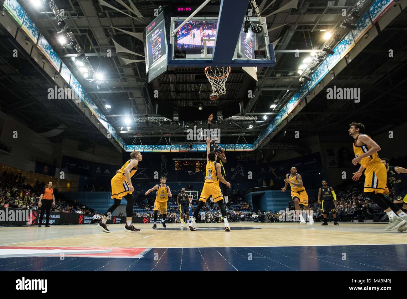 Moscou, Russie. Mar 29, 2018. Jason Thompson (Top) de Fenerbahce va au panier au cours d'un match de basketball Euroleague entre Khimki Moscow Region et Fenerbahce Istanbul Doğuş à Moscou, Russie, le 29 mars 2018. Perdu de Khimki à 73. Credit : Wu Zhuang/Xinhua/Alamy Live News Banque D'Images