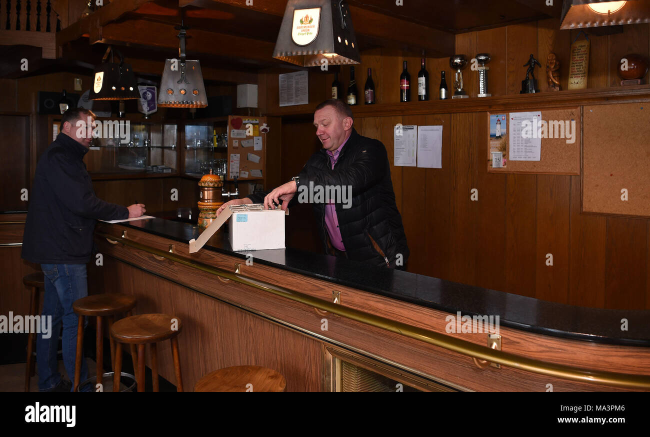 26 mars 2018, l'Allemagne, Wunstorf/Langenberg : Mario Trumme (L) et Udo Schlarmann, membres fondateurs de la société coopérative de la maison communautaire 'Zum Schanko' sont au bar. Avec la fondation de la société coopérative les initiateurs l'espoir de sauver la maison communitiy. Photo : Carmen Jaspersen/dpa Banque D'Images