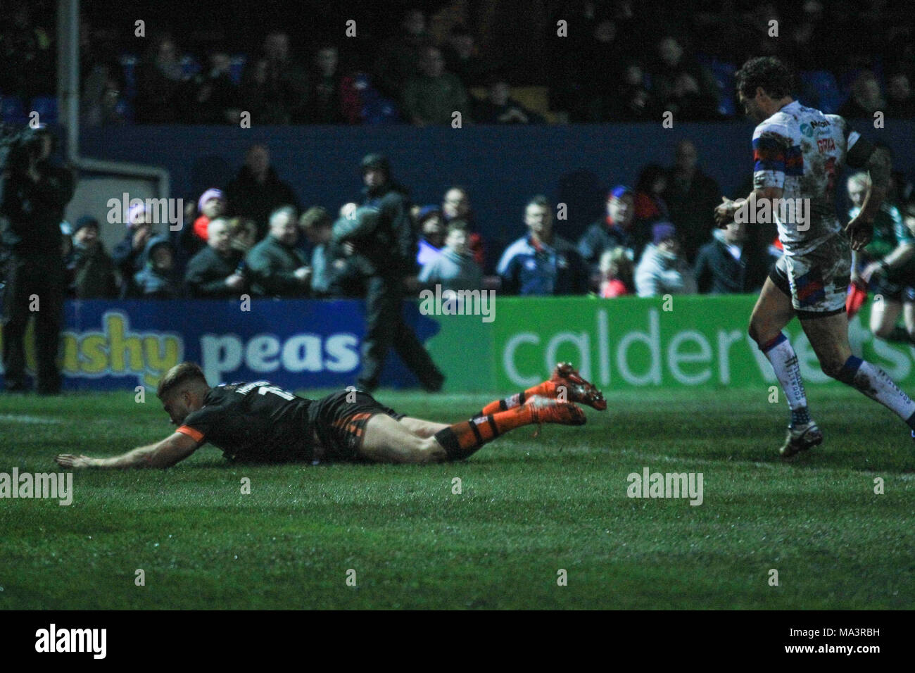 Wakefield, Royaume-Uni. 29 MARS 2018 , RocketStadium Mobile, Wakefield, Angleterre ; Betfred Super League rugby, Wakefield Trinity v Castleford Tigers;Mike McMeeken de Castleford Tigers va au-dessus d'un crédit d'essayer : Nouvelles Images/Alamy Live News Banque D'Images