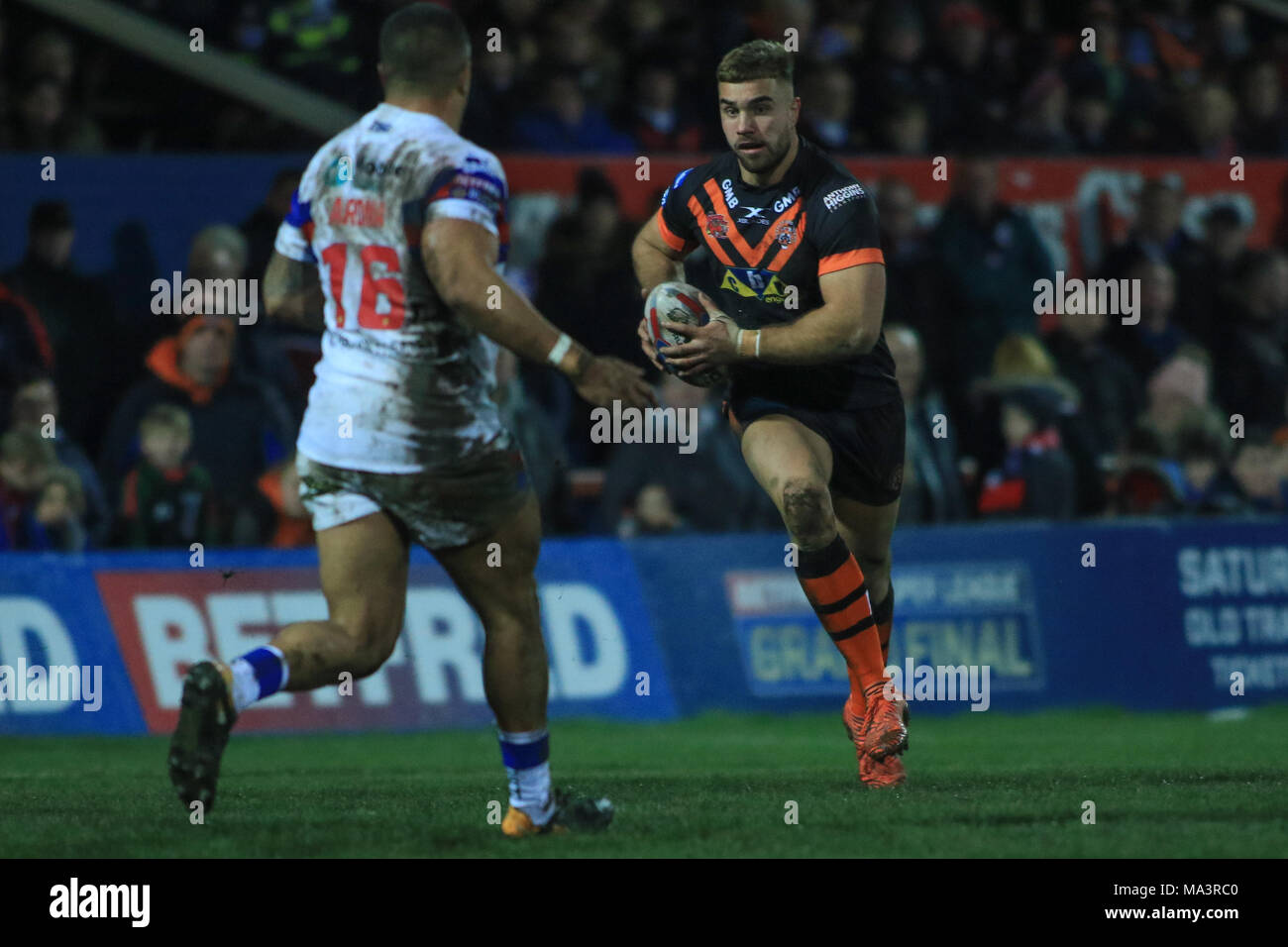 Wakefield, Royaume-Uni. 29 MARS 2018 , RocketStadium Mobile, Wakefield, Angleterre ; Betfred Super League rugby, Wakefield Trinity v Castleford Tigers ; Mike McMeeken de Castleford Tigers tourne à la ligne défensive Credit : Nouvelles Images/Alamy Live News Banque D'Images