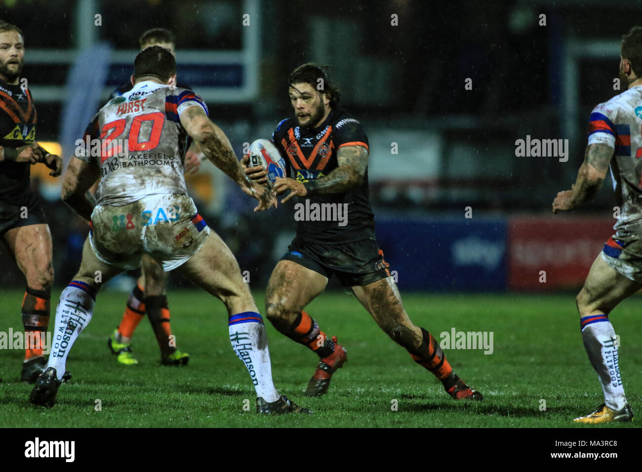 Wakefield, Royaume-Uni. 29 MARS 2018 , RocketStadium Mobile, Wakefield, Angleterre ; Betfred Super League rugby, Wakefield Trinity v Castleford Tigers ; Alex Foster de Castleford Tigers tournant à Keegan Hirst de Wakefield Trinity Credit : Nouvelles Images/Alamy Live News Banque D'Images