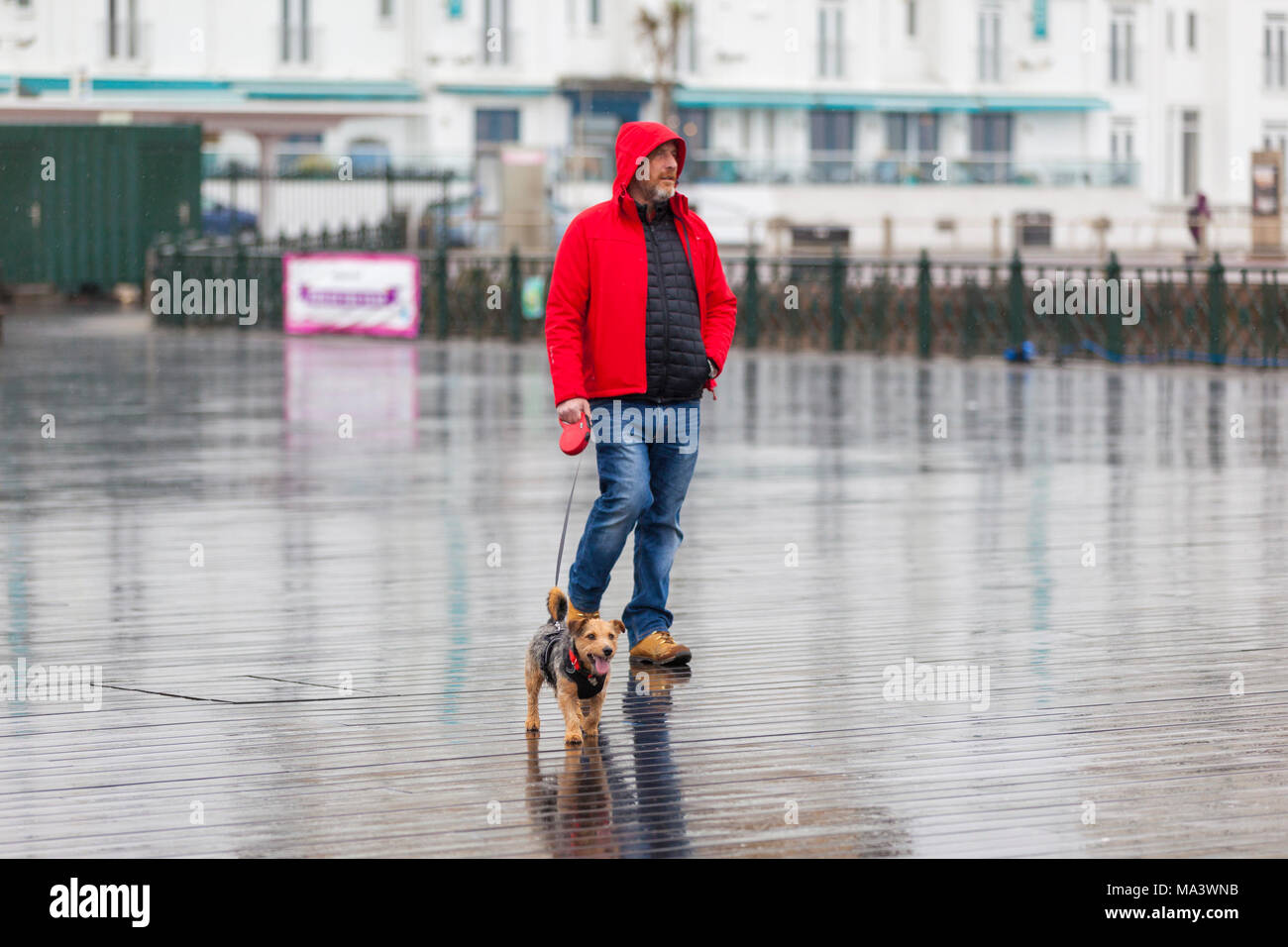 Hastings, East Sussex, UK. 30Th Mar, 2018. Météo France : Les vacances de Pâques commencent par une période sans traitement dans la ville balnéaire de Hastings avec la pluie prévue pour le reste de la journée. Crédit photo : Paul Lawrenson / Alamy Live News Banque D'Images