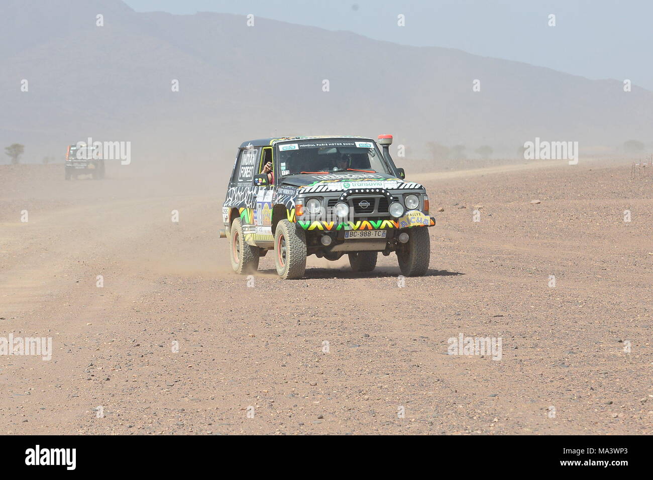 Foum Zguid, Maroc. Mar 29, 2018. Martine Dupessey et Carole Dupessey de France approche le point terminal en Foum Zguid au cours de la phase finale de la 4X4 et les camions de classe 2018 Rallye Aicha des Gazelles du Maroc dans la région de Foum Zguid, province de Tata, Maroc, le 29 mars 2018. Credit : Aissa/Xinhua/Alamy Live News Banque D'Images