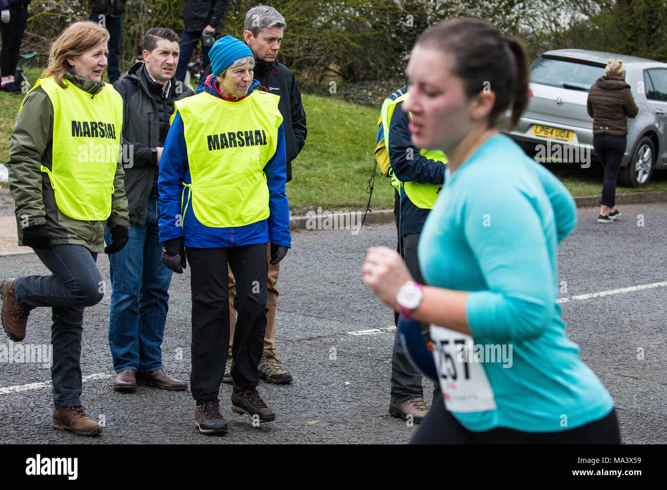 Maidenhead, Royaume-Uni. 30 mars, 2018. Premier ministre Theresa peut agit comme un maréchal à l'assemblée annuelle de Pâques course de bienfaisance 10 Maidenhead le Vendredi saint. Credit : Mark Kerrison/Alamy Live News Banque D'Images
