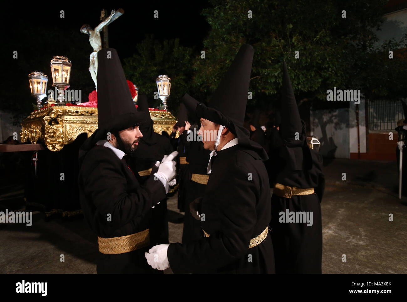 Talavera, Toledo, Espagne. Mar 28, 2018. Deux membres de la confrérie du Cristo de la Espina chat avant de commencer la procession.La Semaine Sainte est le plus important et célèbre la fête religieuse de l'Espagne. Chaque année, des milliers de fidèles chrétiens célèbrent la Semaine Sainte de Pâques avec la crucifixion et la résurrection de Jésus Christ. Credit : Manu Haiti/SOPA Images/ZUMA/Alamy Fil Live News Banque D'Images