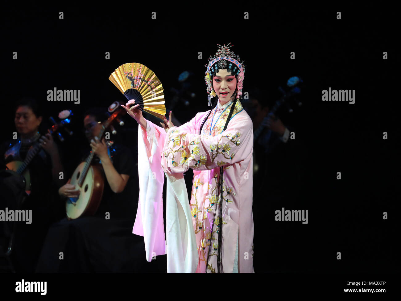 Los Angeles, USA. Mar 29, 2018. Dong artiste Fei effectue pendant le kunqu orchestre traditionnel chinois performance 'Chine' enchanteur à Los Angeles, États-Unis, le 29 mars 2018. Crédit : Li Ying/Xinhua/Alamy Live News Banque D'Images
