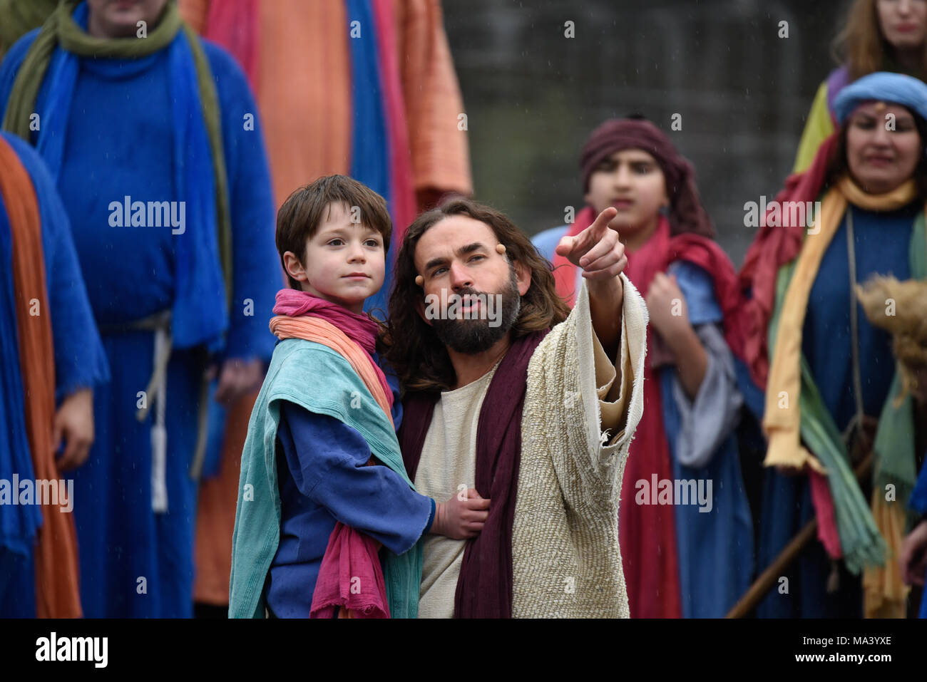 Pour Pâques Vendredi Saint le cast de Wintershall BIC dépeint l 'passion' et la résurrection de Jésus Christ à l'aide de Trafalgar Square comme une étape. Le Christ est joué par James Burke-Dunsmore, prenant la foule à travers l'histoire de l'« miracles', dernier dîner et penultimately la crucifixion, avant de progresser Banque D'Images