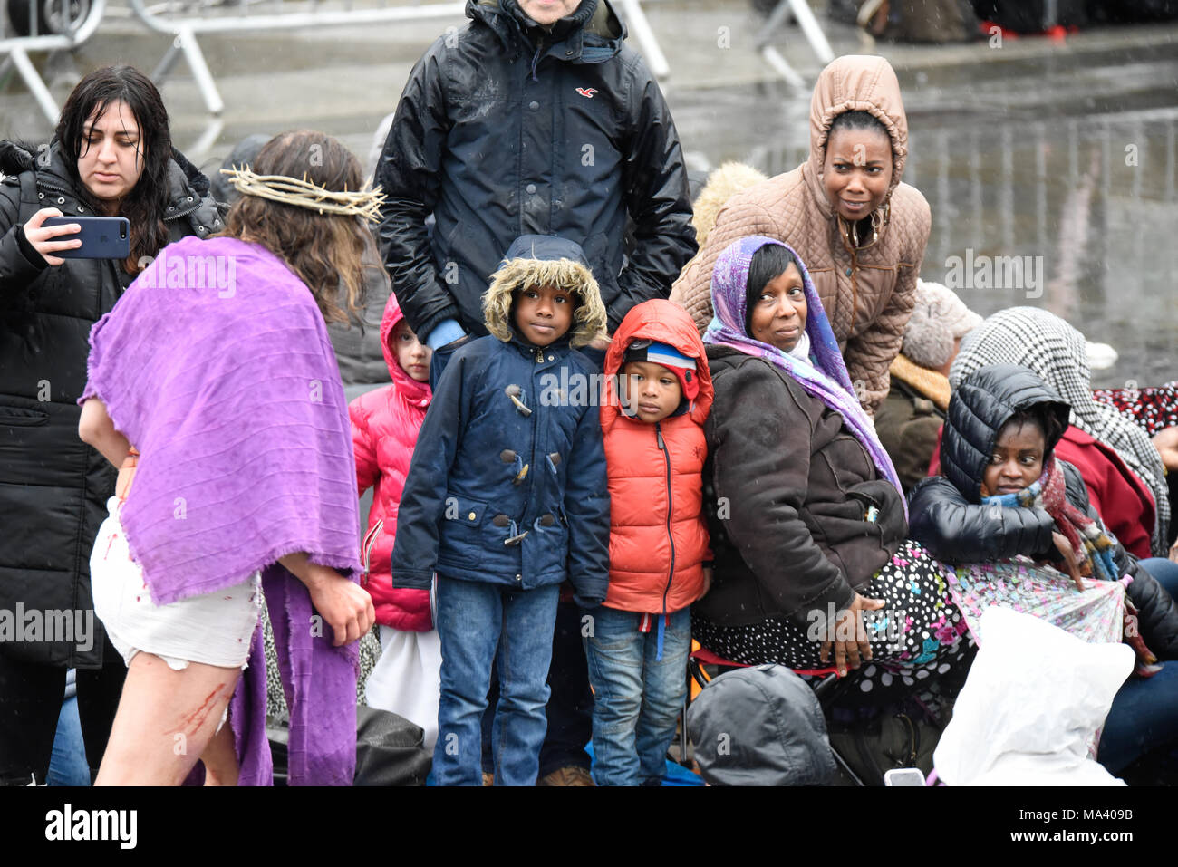 Pour Pâques Vendredi Saint le cast de Wintershall BIC dépeint l 'passion' et la résurrection de Jésus Christ à l'aide de Trafalgar Square comme une étape. Le Christ est joué par James Burke Dunsmore, prenant la foule à travers l'histoire de l'« miracles', dernier dîner et penultimately la crucifixion, avant de progresser Banque D'Images