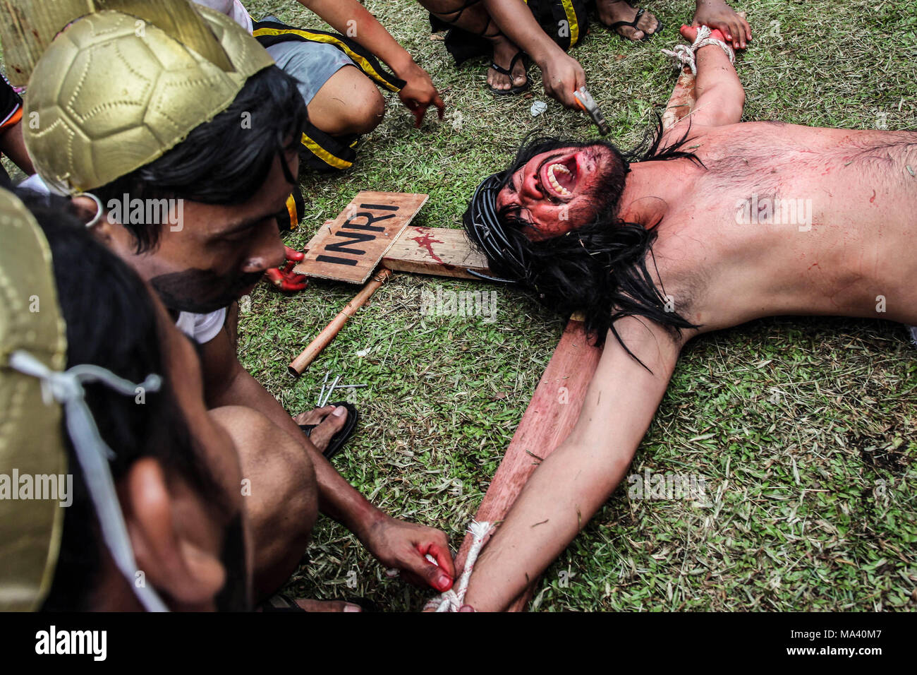 Medan, Nord de Sumatra, en Indonésie. 30Th Mar, 2018. Les chrétiens d'Indonésie les gens comme acteur reenacts la crucifixion de Jésus Christ au cours d'un Vendredi saint procession à Java, Sumatra du nord le 30 mars 2018. En tant que chrétiens comme la mort marque vendredi, de la vie après le troisième jour, autrement connu semaine sainte dimanche de Pâques dans la célébration de la crucifixion et de la résurrection de Jésus Christ, comme une population à majorité musulmane du pays. Les chrétiens en Indonésie a visité la tombe de leurs familles qui croient en vivant avec Jésus Christ. Crédit : Ivan Damanik/ZUMA/Alamy Fil Live News Banque D'Images