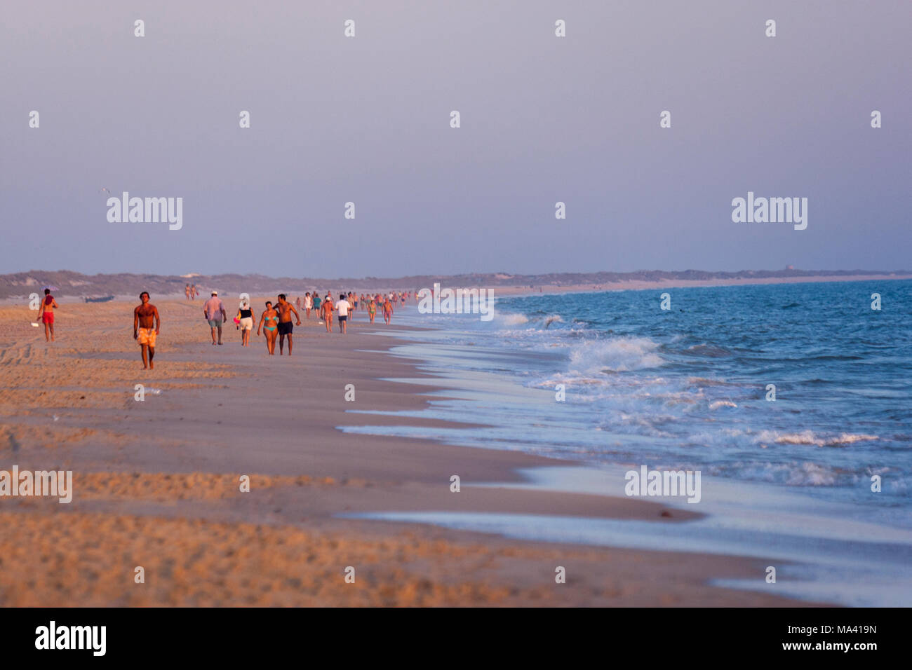 Les gens qui marchent pendant le coucher du soleil à la plage de Matalascañas, Almonte, Province de Huelva, Andalousie, espagne. Banque D'Images