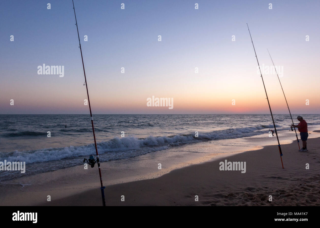 La pêche avec la tige dans la plage de Matalascañas, au crépuscule, Almonte, Province de Huelva, Andalousie, espagne. Banque D'Images