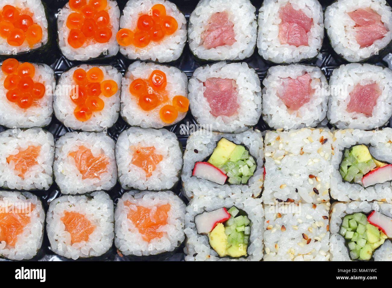 Deux douzaines de rouleaux de sushi au niveau du bac Cuisine traditionnelle japonaise Banque D'Images