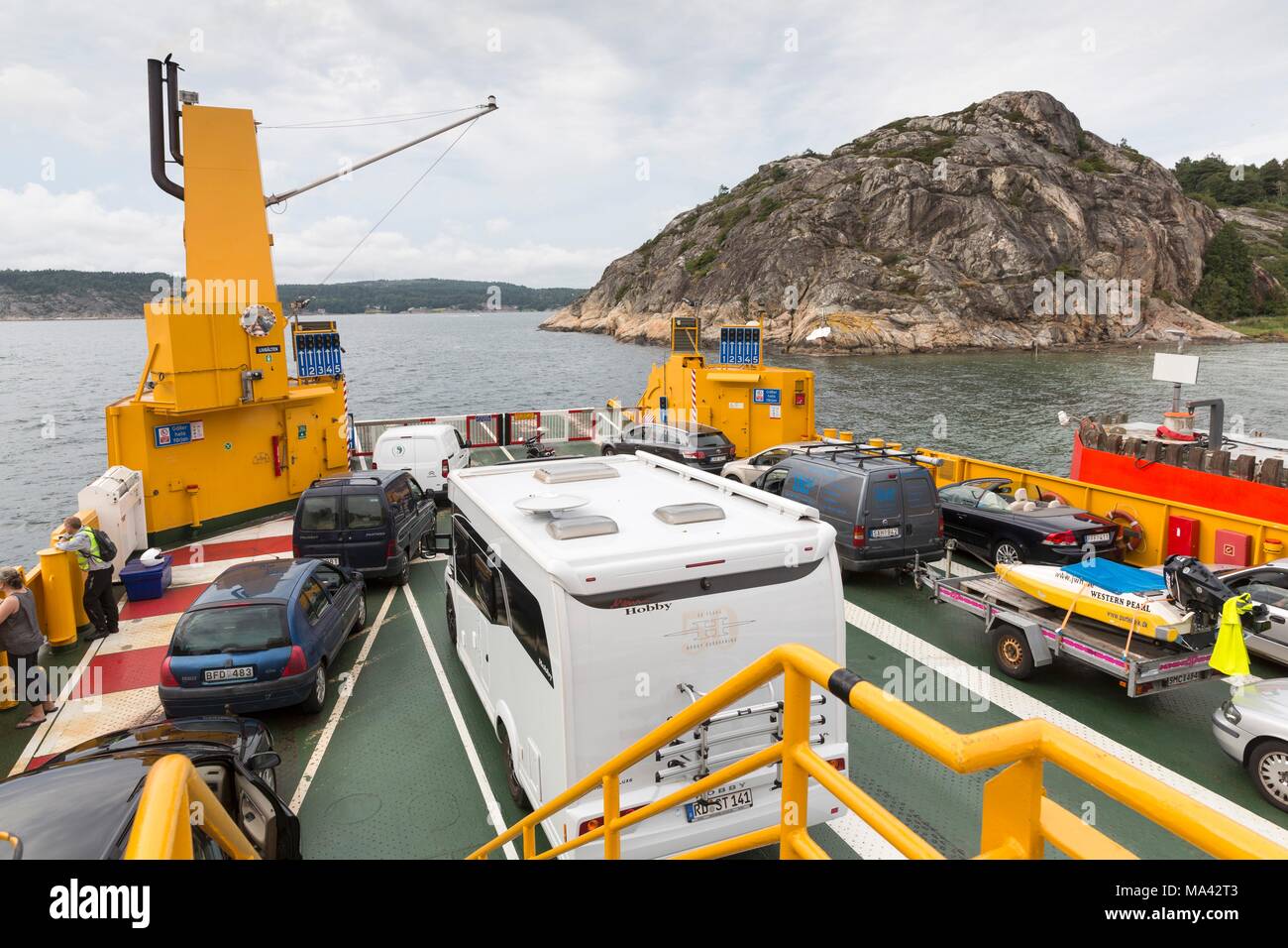 Une caravane d'arrêt : le ferry entre l'île de Bokenäs et Finnsbo port proche Lysekil, Suède Banque D'Images
