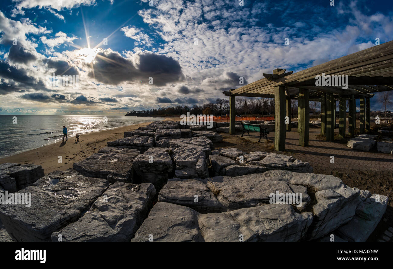 Scène du paysage de la jetée, lac et plage sur au début du printemps sur une belle journée ensoleillée avec superbe ciel bleu et nuages blancs Banque D'Images