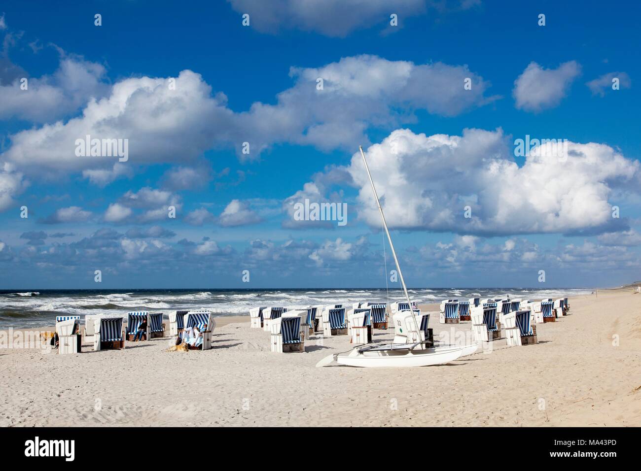 Une plage avec chaises de plage en osier couvert sur l'île de Sylt, Allemagne Banque D'Images