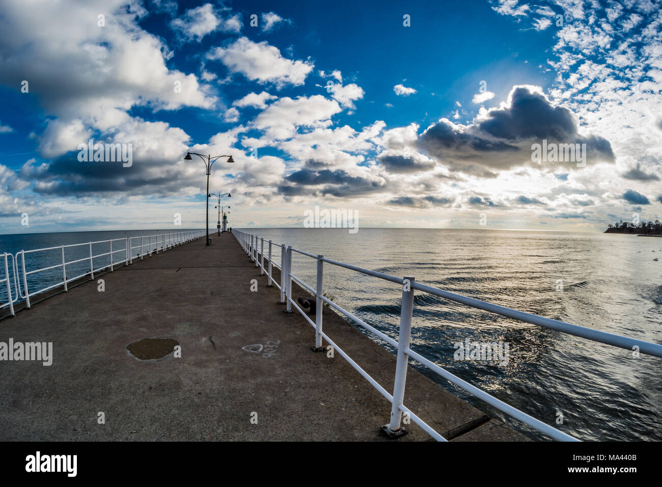 Scène du paysage de la jetée, lac et plage sur au début du printemps sur une belle journée ensoleillée avec superbe ciel bleu et nuages blancs Banque D'Images