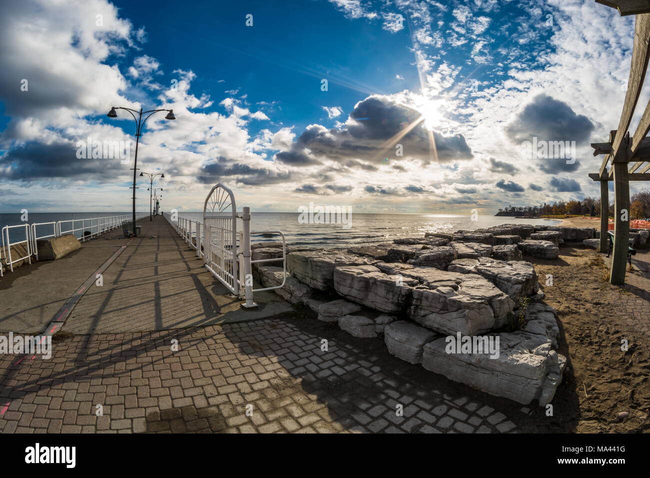 Scène du paysage de la jetée, lac et plage sur au début du printemps sur une belle journée ensoleillée avec superbe ciel bleu et nuages blancs Banque D'Images