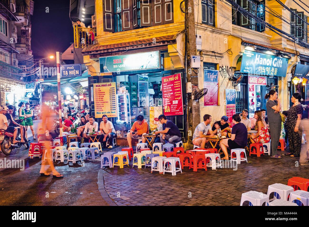 Les touristes en dehors des bars dans la vieille ville de Hanoi, Vietnam Banque D'Images
