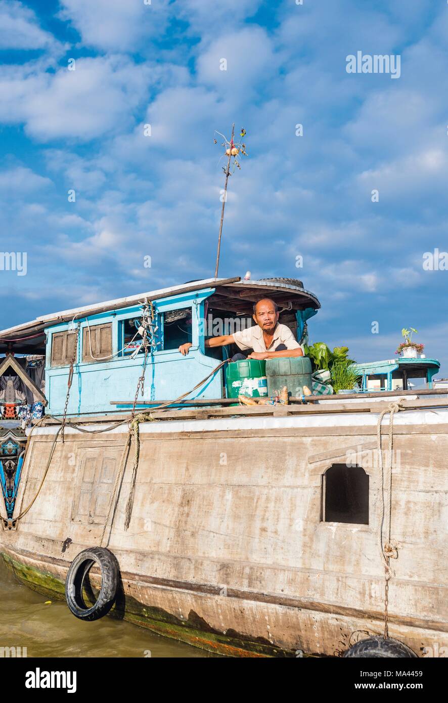 Le marché flottant de Cai Rang sur le delta du Mékong au Vietnam, avec des produits accrochée à un poteau en bambou Banque D'Images