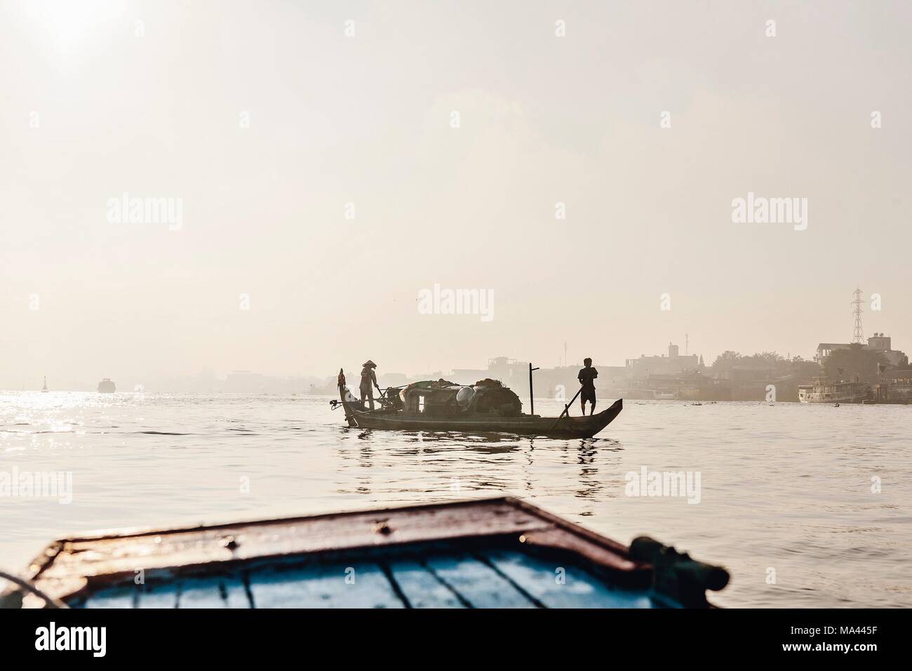 Un bateau de pêche sur la rivière Bassac au Vietnam Banque D'Images