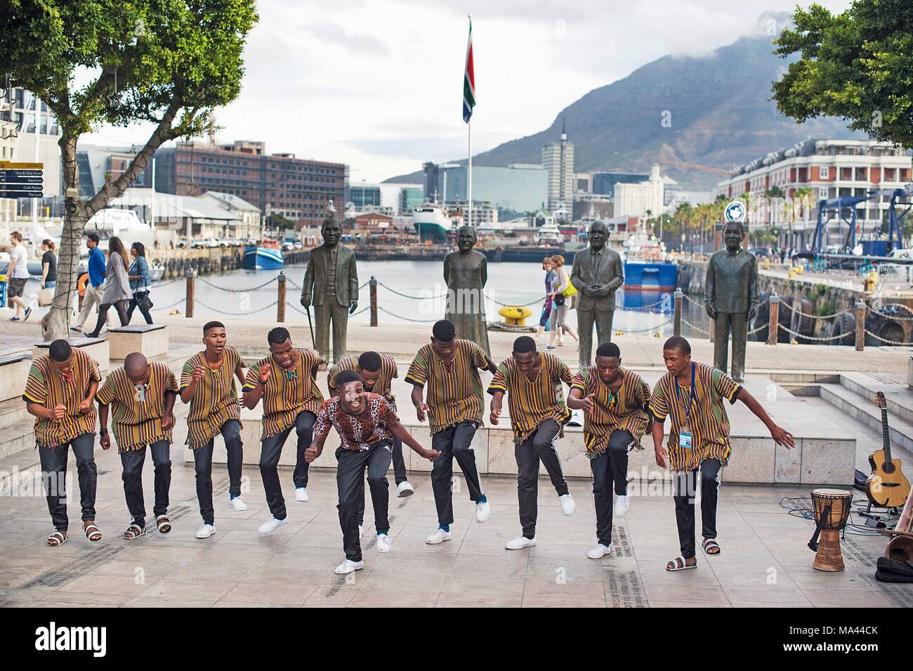 Danseurs en face du quatre sculptures en bronze de lauréats du Prix Nobel de la paix à Cape Town, Afrique du Sud Banque D'Images