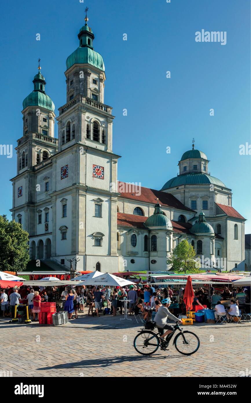 Le marché hebdomadaire à côté de la basilique Saint-Laurent à Kempten dans la région de l'Allgäu Allemagne Banque D'Images