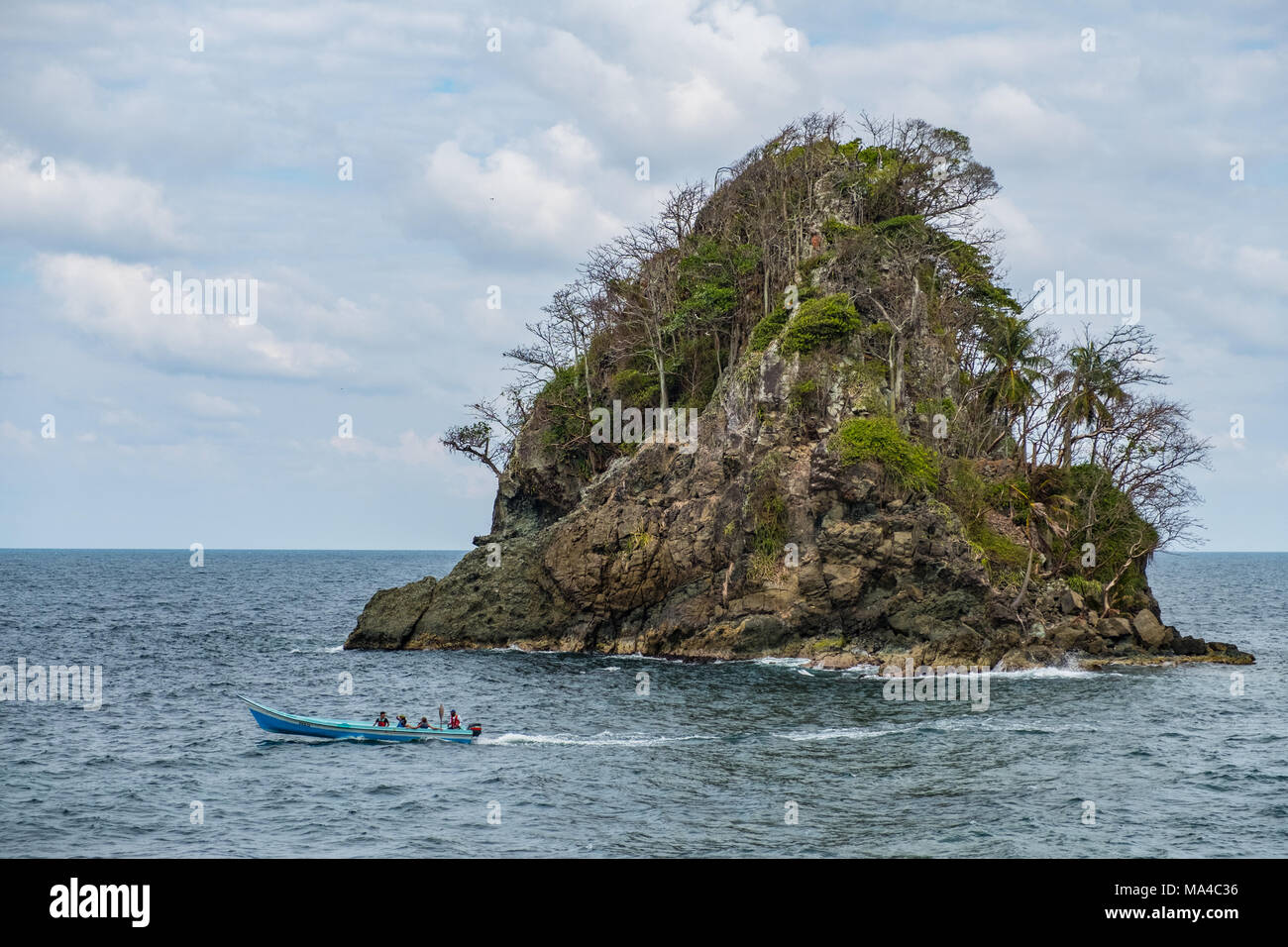 Petite île sur l'océan et les gens sur petit bateau - Banque D'Images