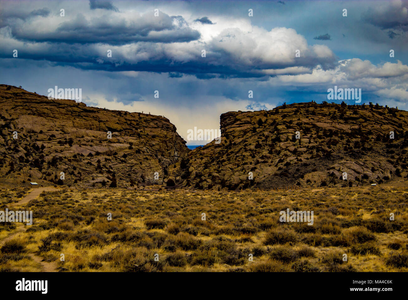 Diables porte, Wyoming avec les nuages Banque D'Images