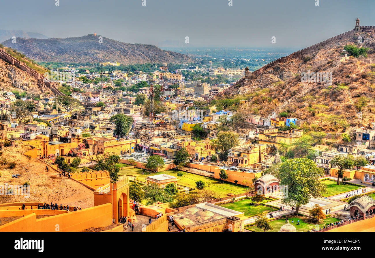 Vue de ville avec le Fort Amer. Une attraction touristique à Jaipur - Rajasthan de l'Inde Banque D'Images
